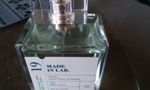 Perfumy MADE IN LAB. 19, odpowiednik o zapachu kwiatowo-owocowo-gourmand, dla kobiet i mężczyzn.