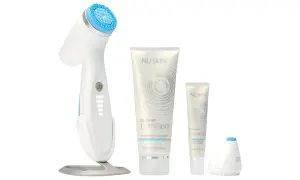 Zestaw do pielęgnacji Nu Skin: urządzenie do oczyszczania twarzy, krem pod oczy i cleanser. Dobre nu skin opinie potwierdzają jego skuteczność.