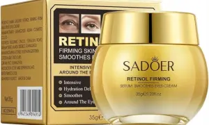 Złoty słoiczek kremu pod oczy SADOER Retinol Firming. Produkt intensywnie nawilża, wygładza i ujędrnia skórę wokół oczu.