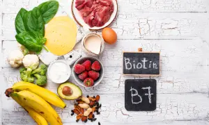 Biotyna (B7) i jej źródła: wątróbka, jajka, orzechy, owoce. Choć rzadko, mogą wystąpić biotyna skutki uboczne.