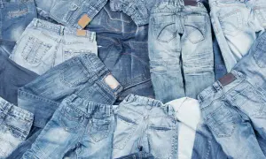 Stosy dżinsów, od jasnych po ciemne, przypominają o dziedzictwie Levi Strauss. Różne fasony i odcienie tworzą denimową mozaikę.