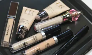 Korektor pod oczy ranking: Givenchy, Make Up For Ever Ultra HD, HR Magic Concealer i inne kosmetyki do makijażu.