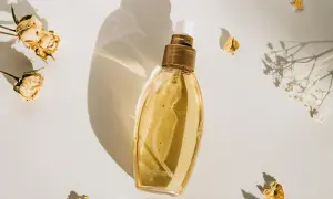 Elegancka butelka perfum, otoczona suszonymi kwiatami. Idealne perfumy odpowiedniki dla Ciebie.