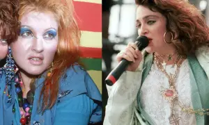 Ikony lat 80. w szalonych stylizacjach na imprezę: Cyndi Lauper z kolorowymi koralikami i Madonna z krzyżykami na szyi.