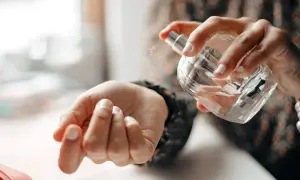 Dłoń rozpyla perfumy na nadgarstek. Szukasz najbardziej trwałych perfum damskich? Ten flakonik to początek Twojej zapachowej przygody.