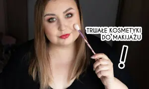 Kobieta z makijażem krok po kroku, trzymająca pędzel. Tekst: "Trwałe kosmetyki do makijażu".