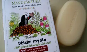 Co warto kupić w Czechach? Kosmetyki Manufaktura, np. delikatne mydło dla dzieci z naturalnych olejów, bez barwników i parabenów.