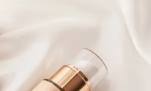 Elegancka buteleczka kosmetyku na satynowym tle. Zastanawiasz się, czym się różni krem BB od CC?