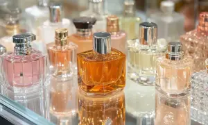 Eleganckie flakony perfum na półce. Zastanawiasz się, czy Notino ma oryginalne perfumy? Wygląda na to, że tak, bo wybór jest imponujący!