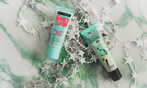 Baza pod makijaż Maybelline Baby Skin i Benefit The POREfessional. Szukasz opinii o tych produktach? Gwiazdkowa dekoracja dodaje uroku.