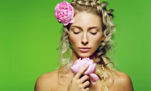 Blondynka z warkoczem i różowymi piwoniami, symbolizująca równowagę peh. Delikatność i piękno natury.