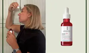 Kobieta aplikuje serum z retinolem. Retinobaza 17000 krem na co pomaga? Wygładza zmarszczki i odnawia skórę.