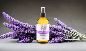 Woda lawendowa Alteya Organics, naturalne wsparcie w walce z trądzikiem, otoczona bukietami świeżej lawendy.