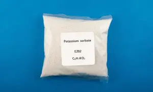 Biały proszek w przezroczystej torebce, oznaczony jako sorbinian potasu (potassium sorbate), E202, C6H7KO2.