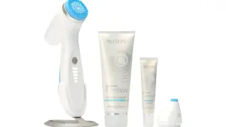 Zestaw do pielęgnacji Nu Skin: urządzenie do oczyszczania twarzy, krem pod oczy i cleanser. Dobre nu skin opinie potwierdzają jego skuteczność.