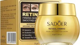 Złoty słoiczek kremu pod oczy SADOER Retinol Firming. Produkt intensywnie nawilża, wygładza i ujędrnia skórę wokół oczu.