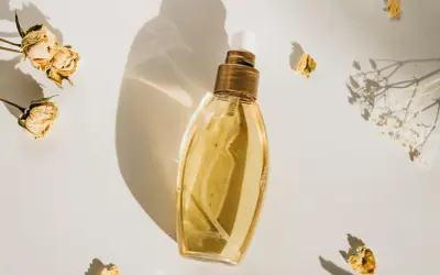 Elegancka butelka perfum, otoczona suszonymi kwiatami. Idealne perfumy odpowiedniki dla Ciebie.