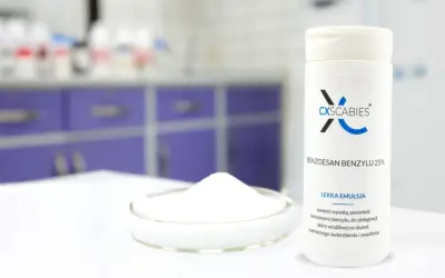 Biała emulsja z benzoesanem benzylu 25% w tubce, obok szalki Petriego z proszkiem. Produkt do pielęgnacji skóry wrażliwej.