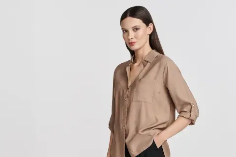 Elegancka koszula w kolorze mokka, z podwiniętymi rękawami i kieszonką na piersi.