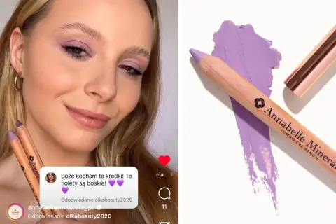 Kobieta z makijażem w odcieniach fioletu trzyma kredki do oczu. Obok swatch fioletowego kosmetyku.