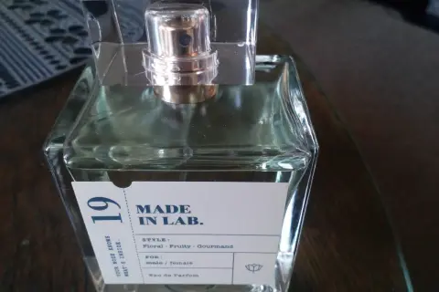 Perfumy MADE IN LAB. 19, odpowiednik o zapachu kwiatowo-owocowo-gourmand, dla kobiet i mężczyzn.