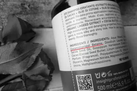 Składniki szamponu: Cocamidopropyl Betaine, olej z nasion konopi, masło kakaowe, linolenian metylu. Bez methylisothiazolinone.