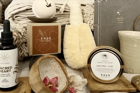 Kaya Holistic oferuje produkty do holistycznej pielęgnacji: eliksir Sacred Heart, herbatę Sonoran Rose, naturalne kosmetyki i akcesoria.
