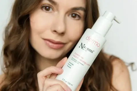 Kobieta prezentuje balsam do twarzy Nacomi. Jej pozytywne nacomi opinie podkreślają skuteczność produktu.