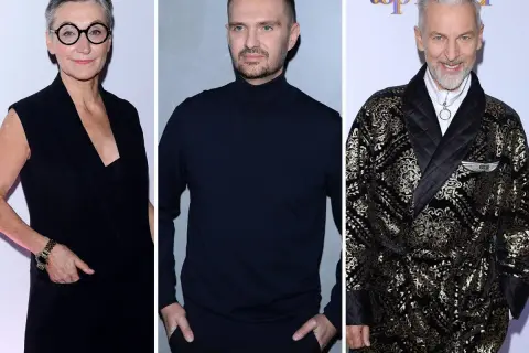Trzech znanych polskich projektantów mody: elegancka kobieta w okularach, mężczyzna w czarnym golfie i ekstrawagancki pan w złocistym szlafroku.