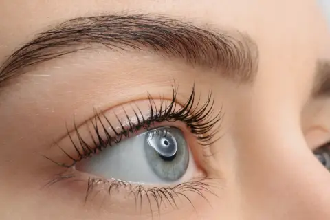Jak dbać o rzęsy po przedłużaniu, by uniknąć ich wypadania?
