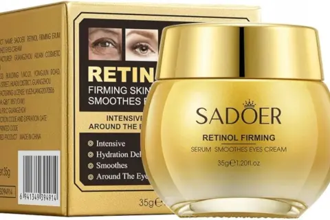 Złoty słoiczek kremu pod oczy SADOER Retinol Firming. Produkt intensywnie nawilża, wygładza i ujędrnia skórę wokół oczu.