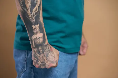 Męskie tatuaże na przedramieniu: płonąca świeca i głowa tygrysa. Najmodniejsze wzory dla mężczyzn.