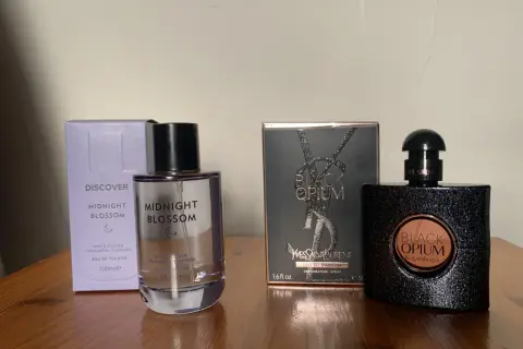 Perfumy Midnight Blossom i Black Opium. Midnight Blossom, choć made in lab 10 odpowiednik, ma nuty kwiatowe.