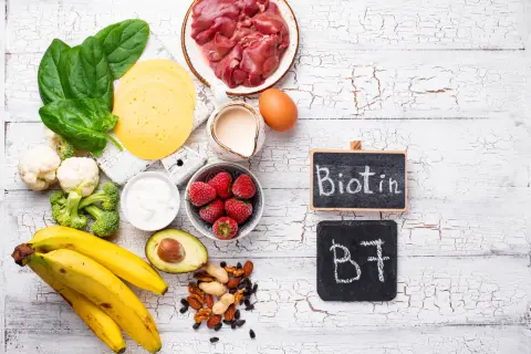 Biotyna (B7) i jej źródła: wątróbka, jajka, orzechy, owoce. Choć rzadko, mogą wystąpić biotyna skutki uboczne.