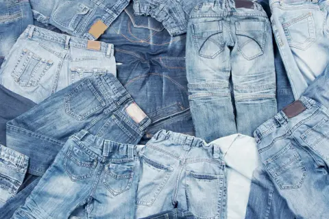 Stosy dżinsów, od jasnych po ciemne, przypominają o dziedzictwie Levi Strauss. Różne fasony i odcienie tworzą denimową mozaikę.