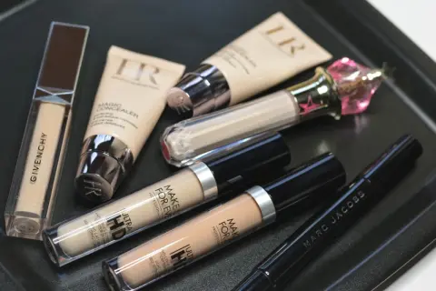 Korektor pod oczy ranking: Givenchy, Make Up For Ever Ultra HD, HR Magic Concealer i inne kosmetyki do makijażu.