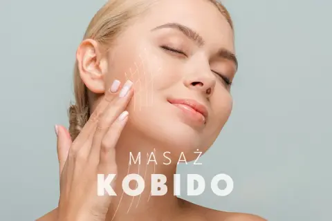 Kobieta z zamkniętymi oczami odczuwa delikatny dotyk podczas masażu twarzy. Graficzne linie wskazują kierunek liftingu. Masaż Kobido, znany z naturalnych efektów, nie powoduje skutków ubocznych.
