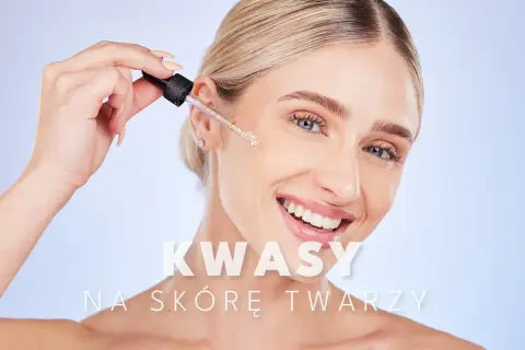 Kobieta aplikuje kroplę serum z kwasami na twarz. Skóra promienieje zdrowiem.