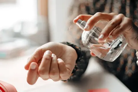Dłoń rozpyla perfumy na nadgarstek. Szukasz najbardziej trwałych perfum damskich? Ten flakonik to początek Twojej zapachowej przygody.