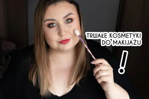 Kobieta z makijażem krok po kroku, trzymająca pędzel. Tekst: "Trwałe kosmetyki do makijażu".