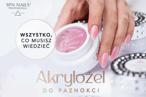 Różowy akrylożel do paznokci w słoiczku, obok dłoni z idealnym manicure. Wszystko, co musisz wiedzieć o akrylożelu.