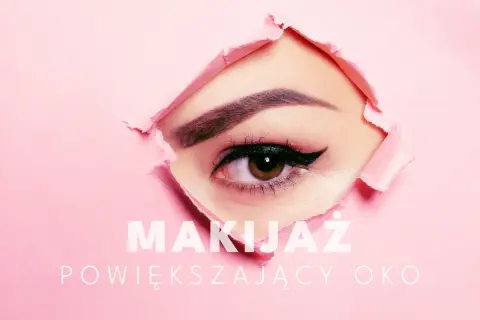 Oko z perfekcyjnym makijażem, podkreślone kreską i długimi rzęsami, daje efekt otwartego oka. Różowe tło.
