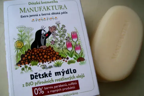 Co warto kupić w Czechach? Kosmetyki Manufaktura, np. delikatne mydło dla dzieci z naturalnych olejów, bez barwników i parabenów.