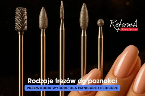 Różne rodzaje frezów do paznokci, od walcowatych po stożkowe i kulkowe, prezentowane obok zadbanej dłoni.