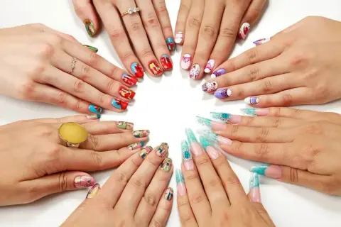 Różnorodne wzory i kolory na paznokciach – od abstrakcyjnych po bajkowe. To właśnie **manicure co to** znaczy sztuka zdobienia dłoni.