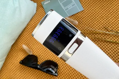 Biały depilator IPL z cyfrowym wyświetlaczem, idealny do domowego użytku. Zastanawiasz się, jaki depilator wybrać? Ten model oferuje wiele funkcji.