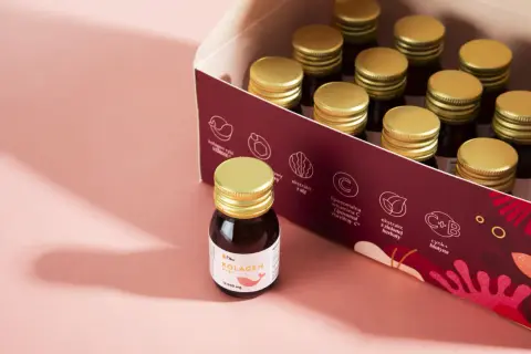 Pudełko z ampułkami kolagenu rybiego. Zastanawiasz się, jaki kolagen wybrać na zmarszczki? Ten produkt zawiera kolagen rybi VERISOL, witaminę C i ekstrakt z zielonej herbaty.