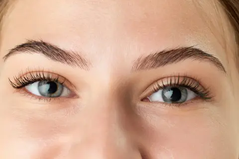 Jak przyciemnić rzęsy bez tuszu i uzyskać naturalny efekt