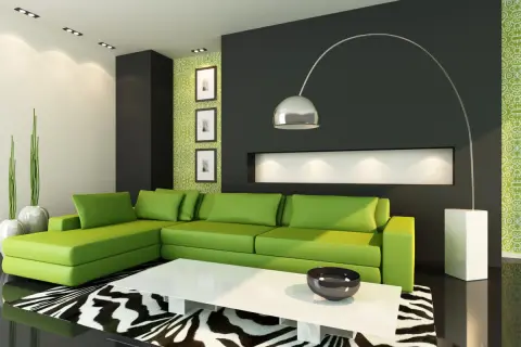 Nowoczesny salon z kanapą w odcieniu **kolor limonkowy**, czarną ścianą i zieloną tapetą.