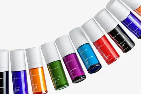 Kolekcja kolorowych serum Theramid: peptydy, ceramidy, witamina A i inne.